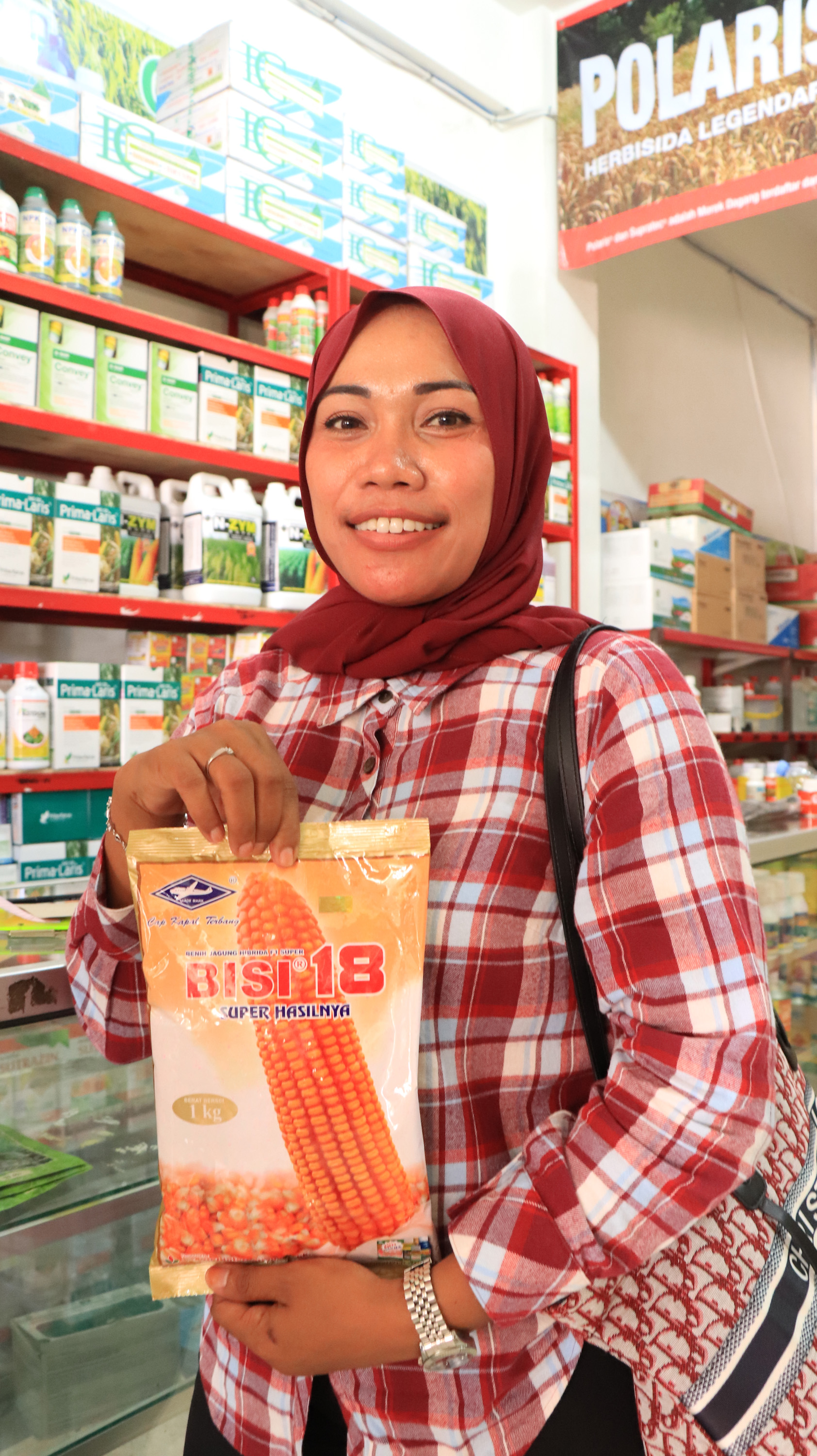 seorang wanita agen penjual benih jagung menunjukkan produk di sebuah toko